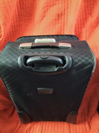 Maleta de cabina negra con ruedas