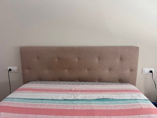 Cabecero tapizado beige y blanco