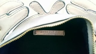 Bolso plateado con forma de cangrejo