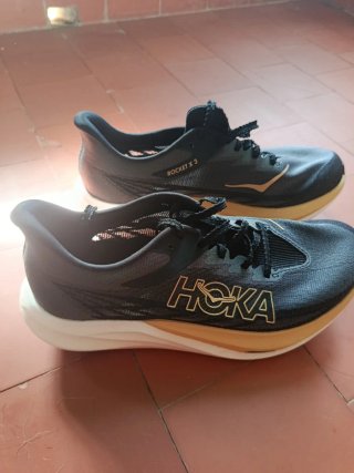 Zapatillas Hoka Rocket X 3 Negras y Doradas