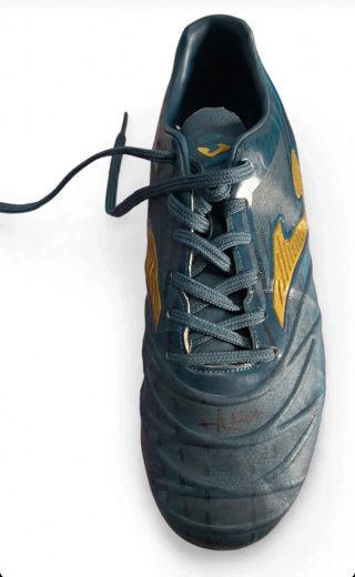 Botas de fútbol azules y doradas
