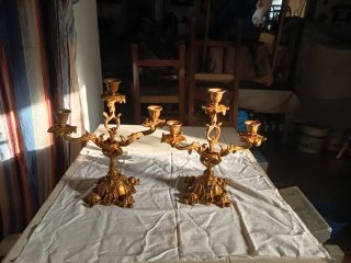 Candelabros dorados de metal
