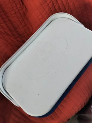 Contenedor azul con tapa blanca
