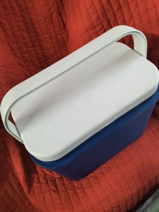 Contenedor azul con tapa blanca