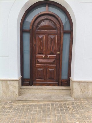 Puerta madera maciza exterior