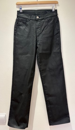 Pantalón Massimo Dutti efecto piel negro