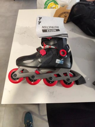 Patines en línea negros y rojos