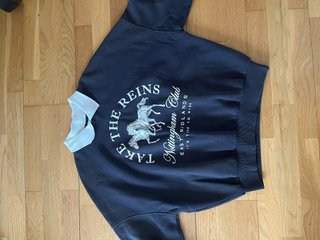 Sudadera azul con cuello blanco
