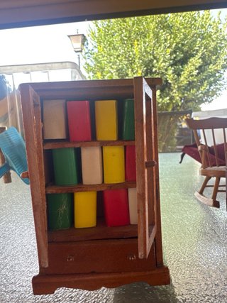 Mobile in legno per bambole con ripiani