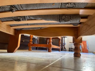Butaca de madera con cojines