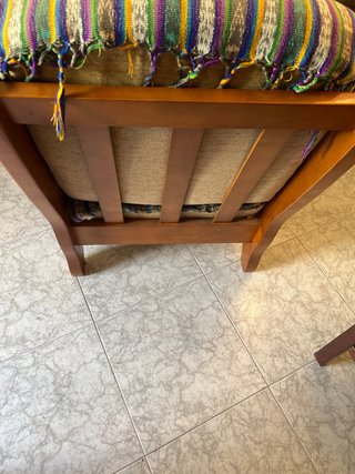 Butaca de madera con cojines