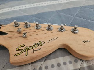 Guitarra Eléctrica Squier + Amplificador Fender