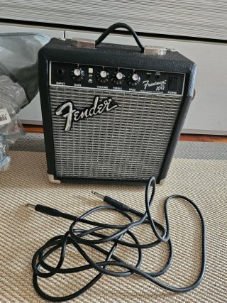Guitarra Eléctrica Squier + Amplificador Fender