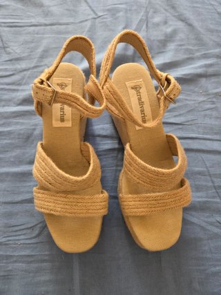 Sandalias cuña Stradivarius beige