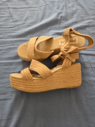 Sandalias cuña Stradivarius beige