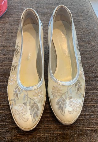 Zapatos de vestir beige y plata