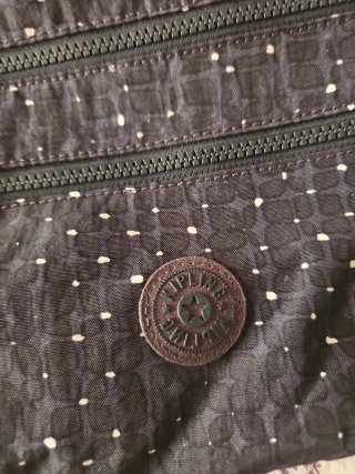 Bolso Kipling negro estampado