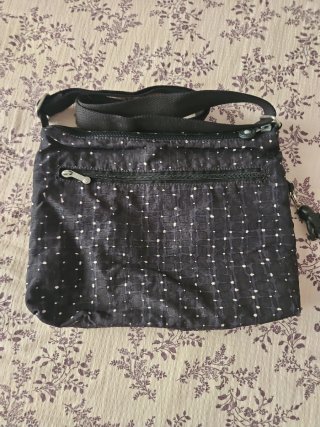 Bolso Kipling negro estampado