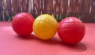 3 palline da bocce rosse e gialle