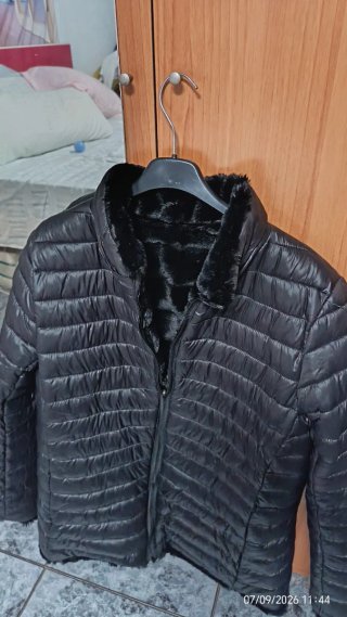 Chaqueta de plumas negra