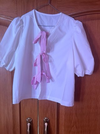 Blusa blanca con leggins rosas