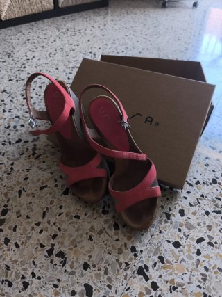Sandalias de tacón beige y rosa
