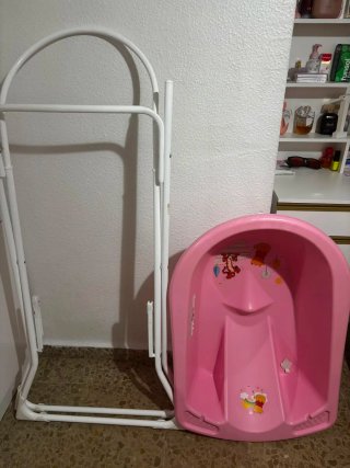 Bañera de bebé rosa con soporte