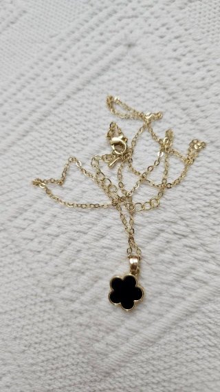Collar con colgante negro lacado