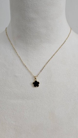 Collar con colgante negro lacado