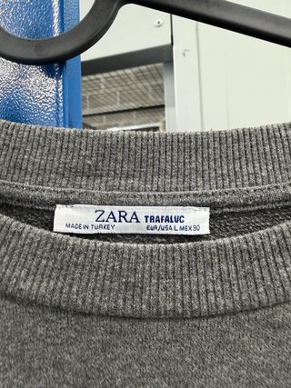 Sudadera Zara Gris con Bolsillo