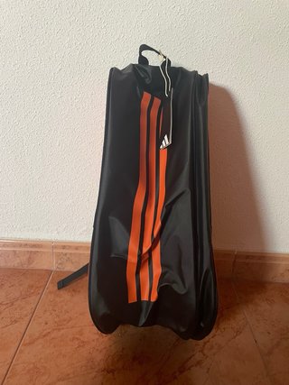 Paletero Adidas con etiqueta