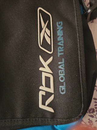 Bolso bandolera Reebok negro y azul