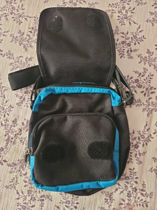 Bolso bandolera Reebok negro y azul