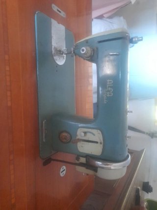 Máquina de Coser Alfa Antigua con Pie de hierro