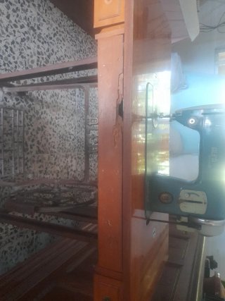 Máquina de Coser Alfa Antigua con Pie de hierro