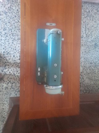 Máquina de Coser Alfa Antigua con Pie de hierro