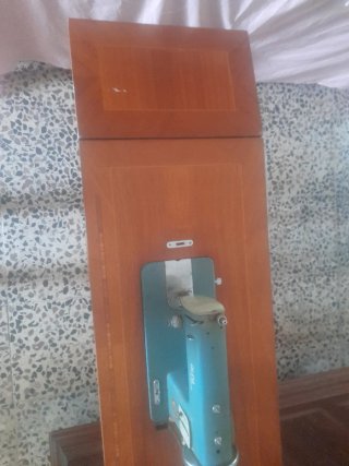 Máquina de Coser Alfa Antigua con Pie de hierro