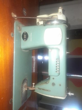 Máquina de Coser Alfa Antigua con Pie de hierro