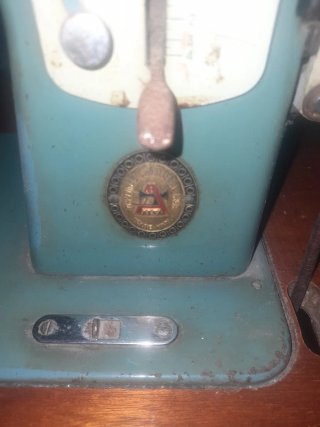 Máquina de Coser Alfa Antigua con Pie de hierro