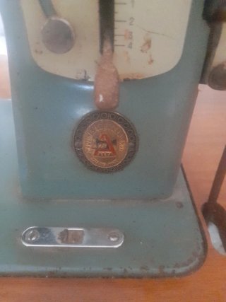 Máquina de Coser Alfa Antigua con Pie de hierro
