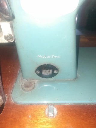 Máquina de Coser Alfa Antigua con Pie de hierro