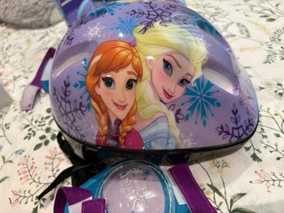 Pack Patines Frozen + Casco + Protecciones