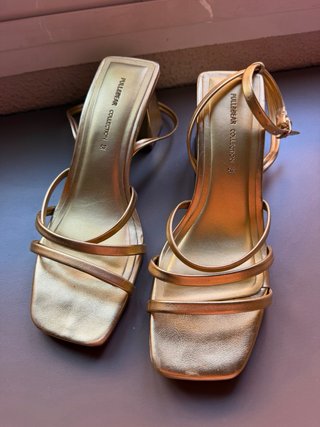 Sandalias doradas Pull&Bear tacón tiras talla 35