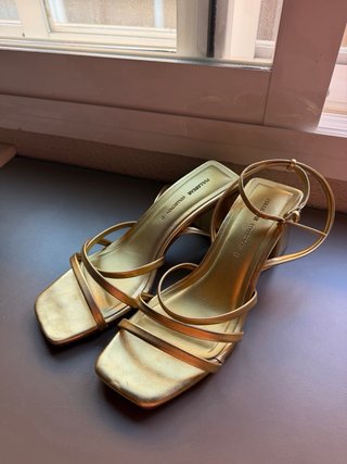 Sandalias doradas Pull&Bear tacón tiras talla 35