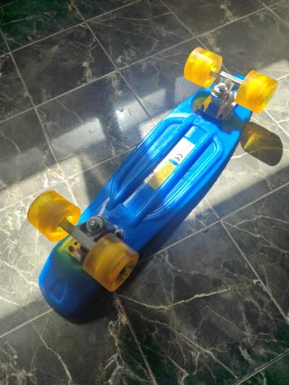 Monopatín azul para niños