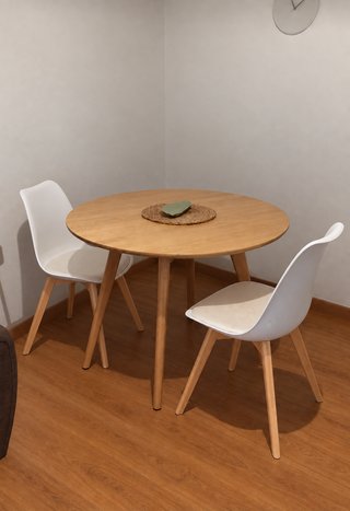 Mesa redonda madera + 2 sillas