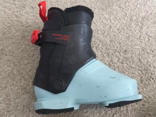 Botas de esquí negras con hebillas rojas