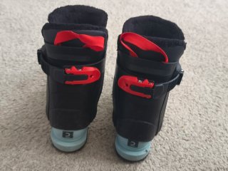 Botas de esquí negras con hebillas rojas