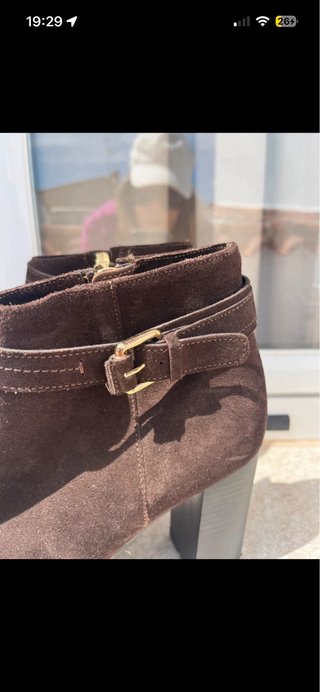 Botines de ante marrón con hebilla