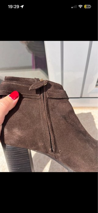 Botines de ante marrón con hebilla